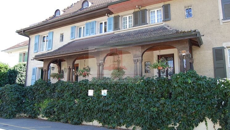Charmante maison mitoyenne de ville de 6 pièces avec grand cachet.