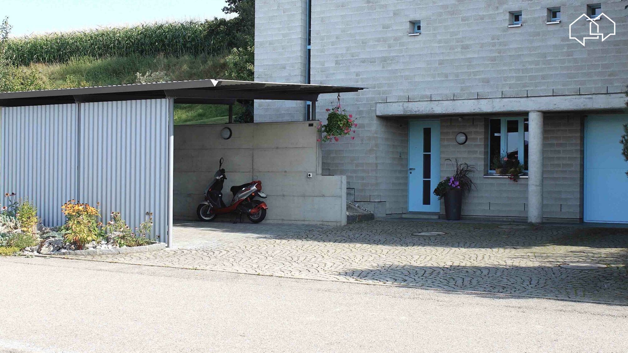 Entrée avec couvert à voiture
