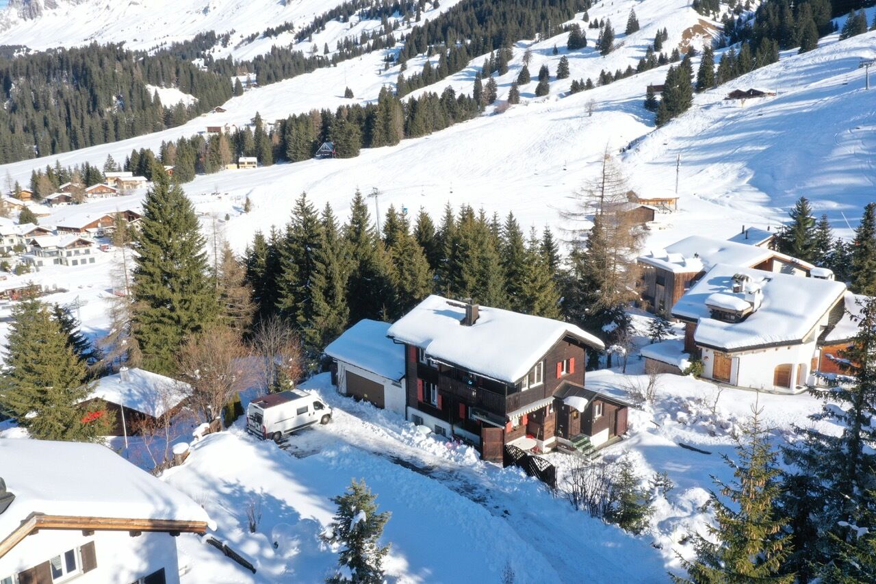Das Zweifamilienhaus befindet sich in unmittelbarer Nähe des Parpaner 