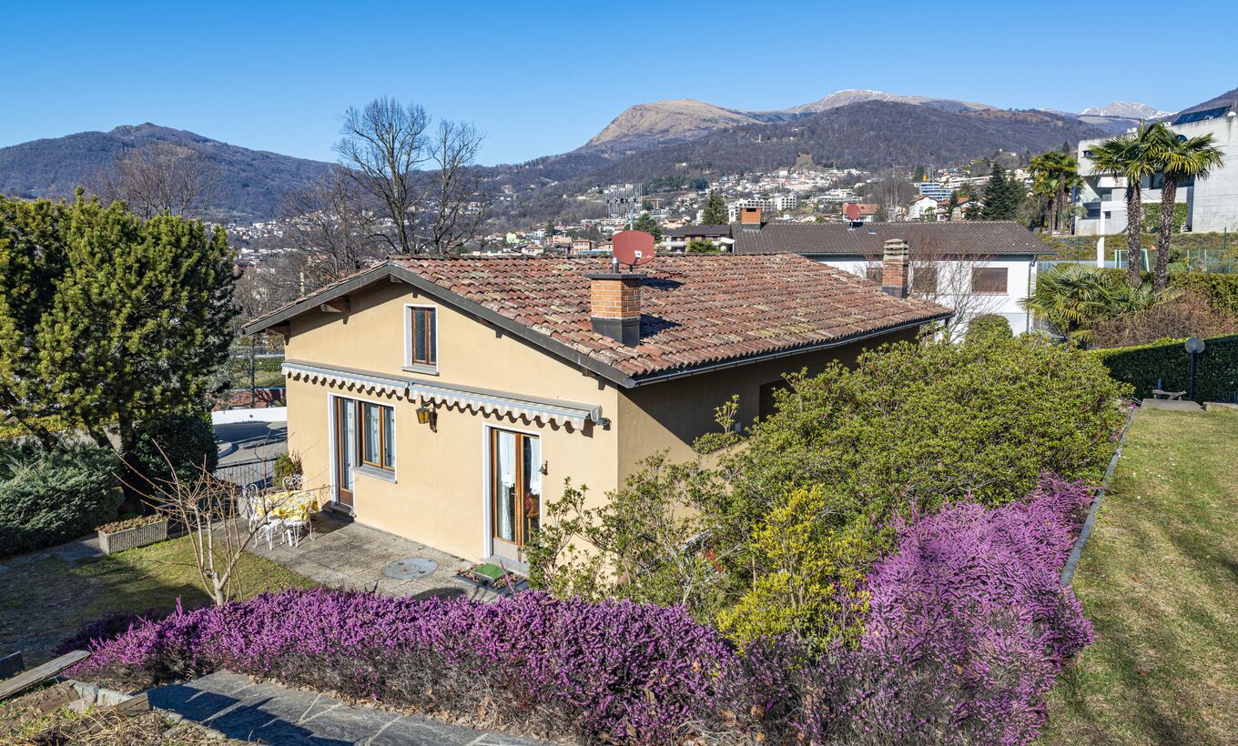 Cà Fescian: two-family house in quiet residential area