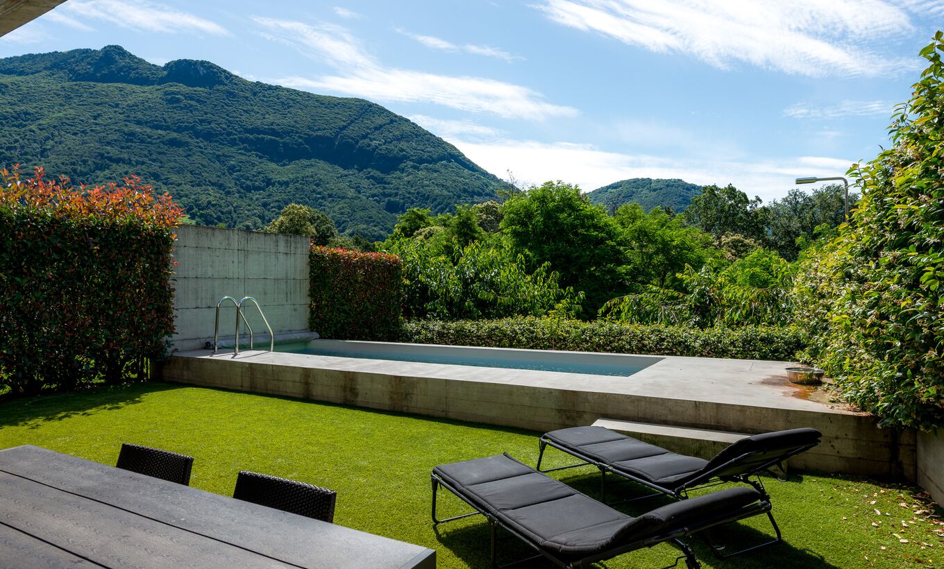Terraced house with pool