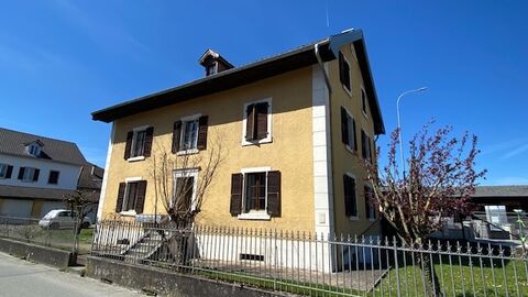 Studio au 2ème étage dans un petit immeuble très charmant.