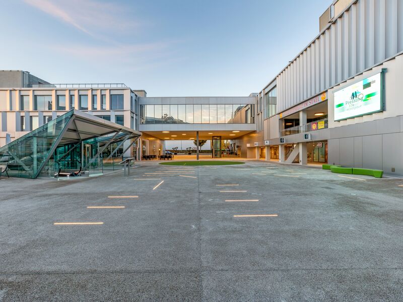 Arcades and showrooms of 92 m2 in the heart of the ILife City center in Etoy