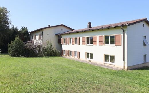 Large property on a plot of 3,200 m2 surrounded by nature.