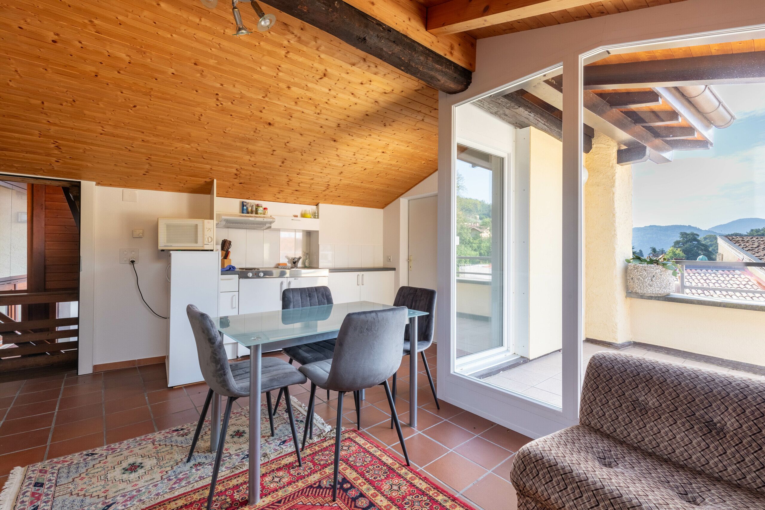 Wohnzimmer mit Küchenzeile und Terrasse (DG)