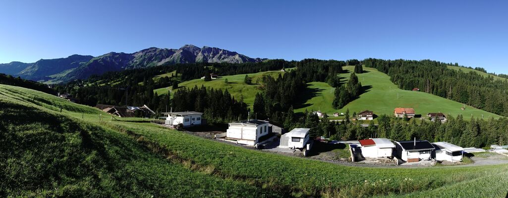 in oberster Reihe stehend