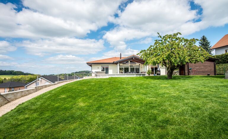 Maison individuelle avec piscine & vue dégagée au coeur du village