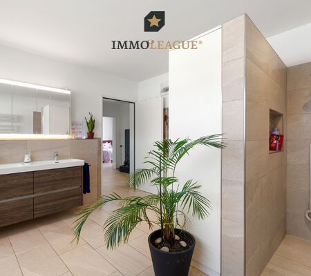 Begehbare Dusche mit viel Licht, Raum und zeitloser Gestaltung.