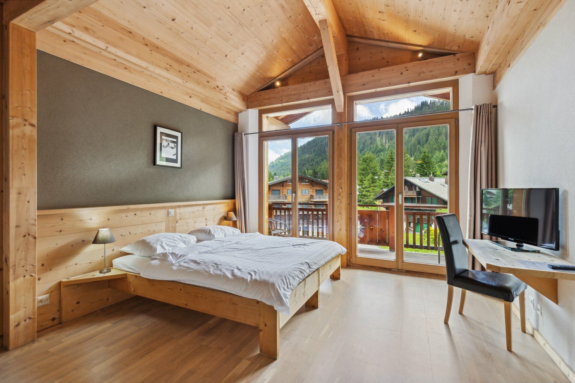 Room with reduced mobility access and mezzanine