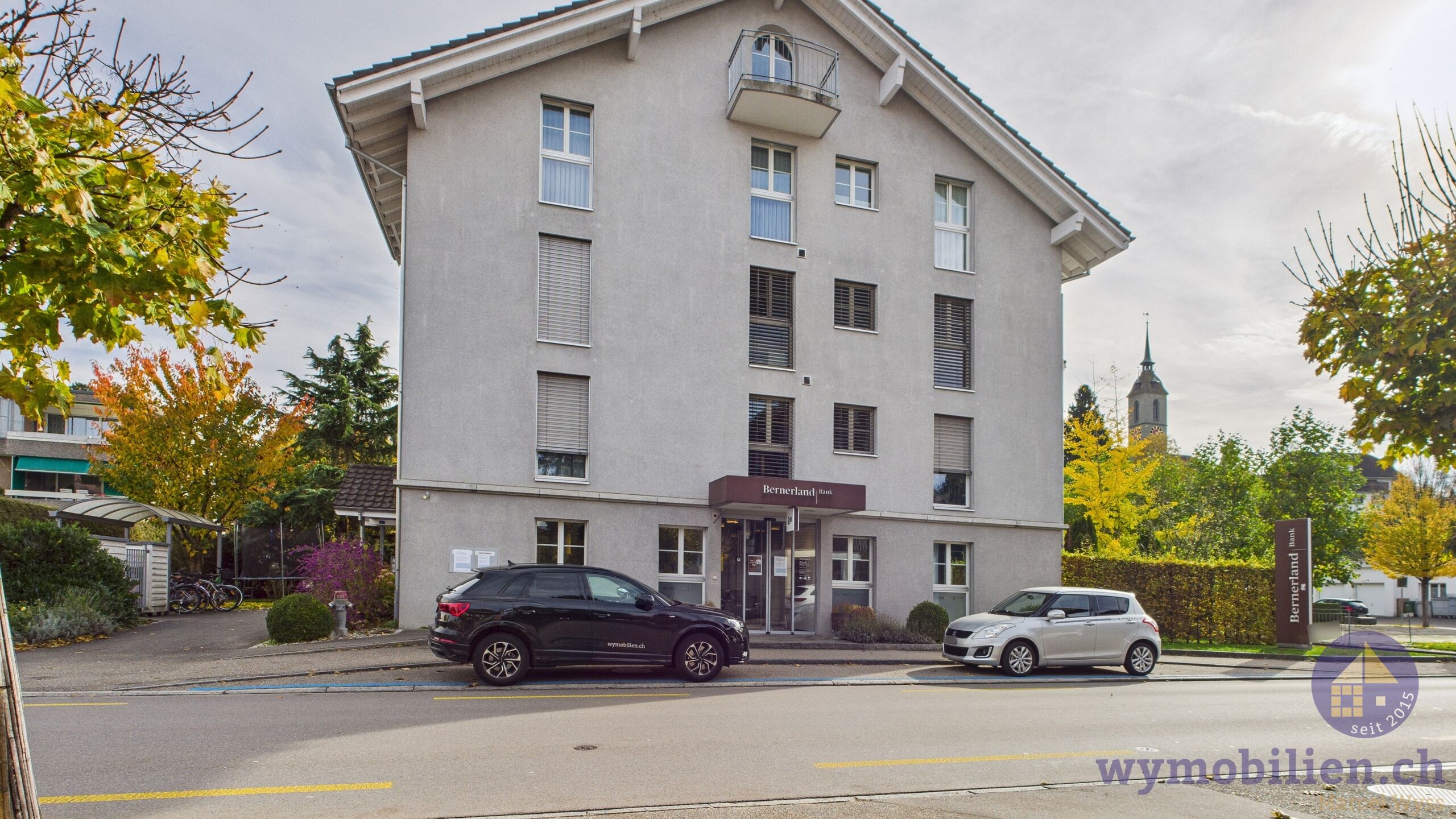 öffentliche Parkplätze direkt vor dem Eingang 