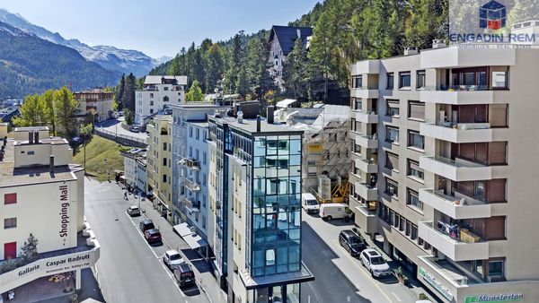 Edificio residenziale e commerciale nel centro di St. Moritz-Dorf