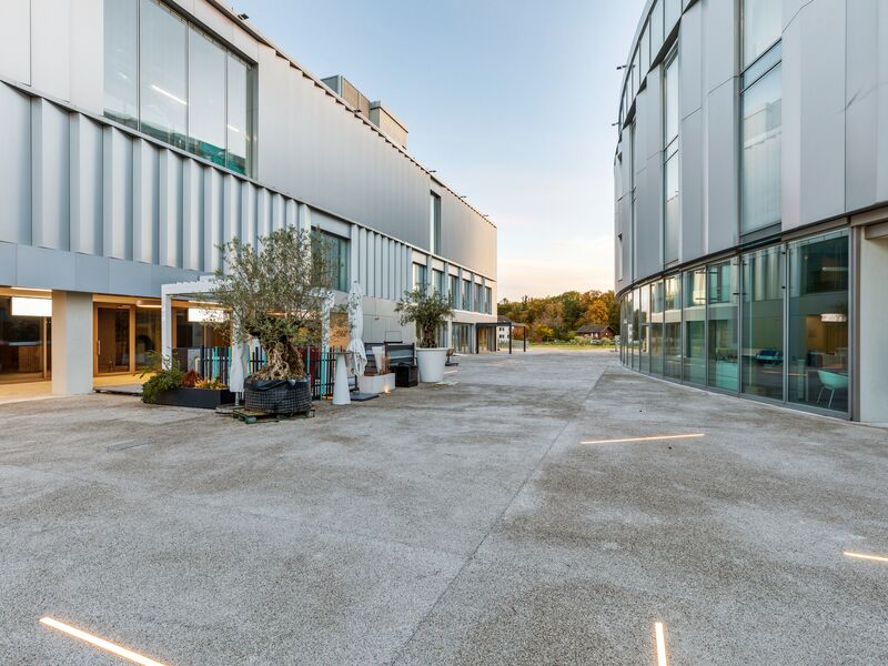 Leisure/showroom/office areas in the heart of iLife City in Etoy