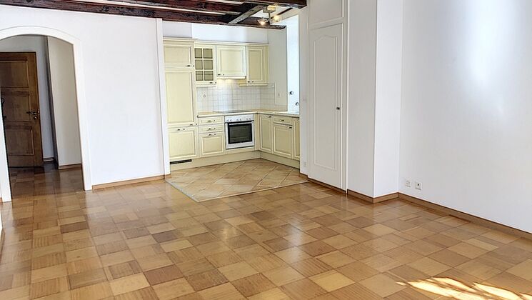 A louer beau loft de 2 pièces au 1er étage