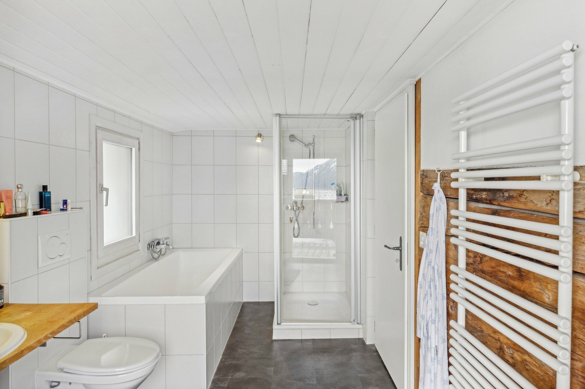 Angrenzendes Badezimmer 1