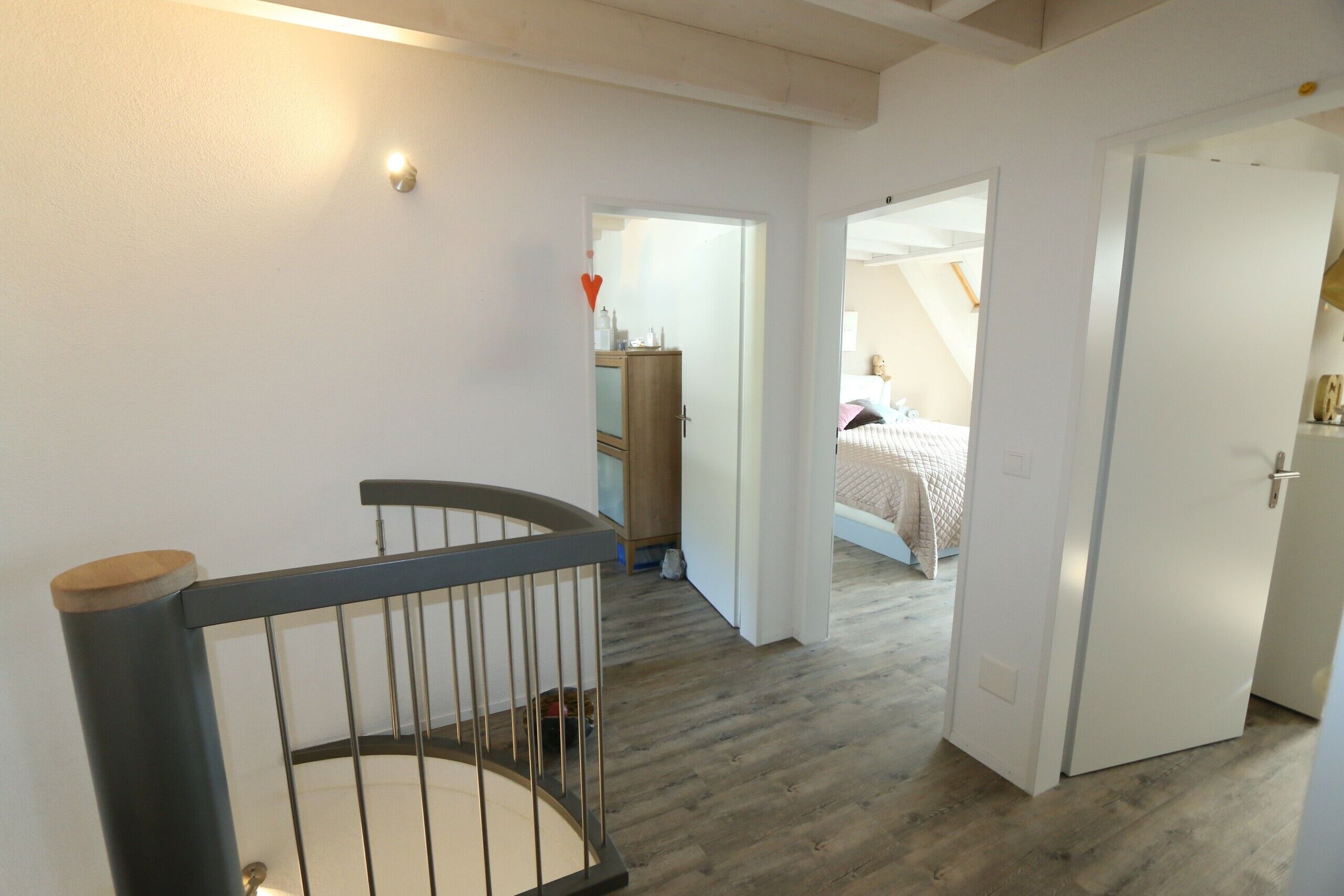 Um den Vorplatz im oberen Geschoss gliedern sich drei schöne Zimmer und das Hauptbad