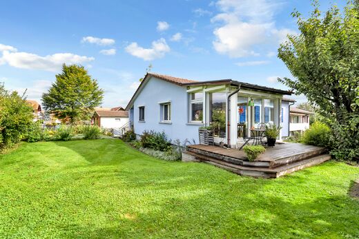 Freistehendens Einfamilienhaus an sonniger Lage mit schönem Garten