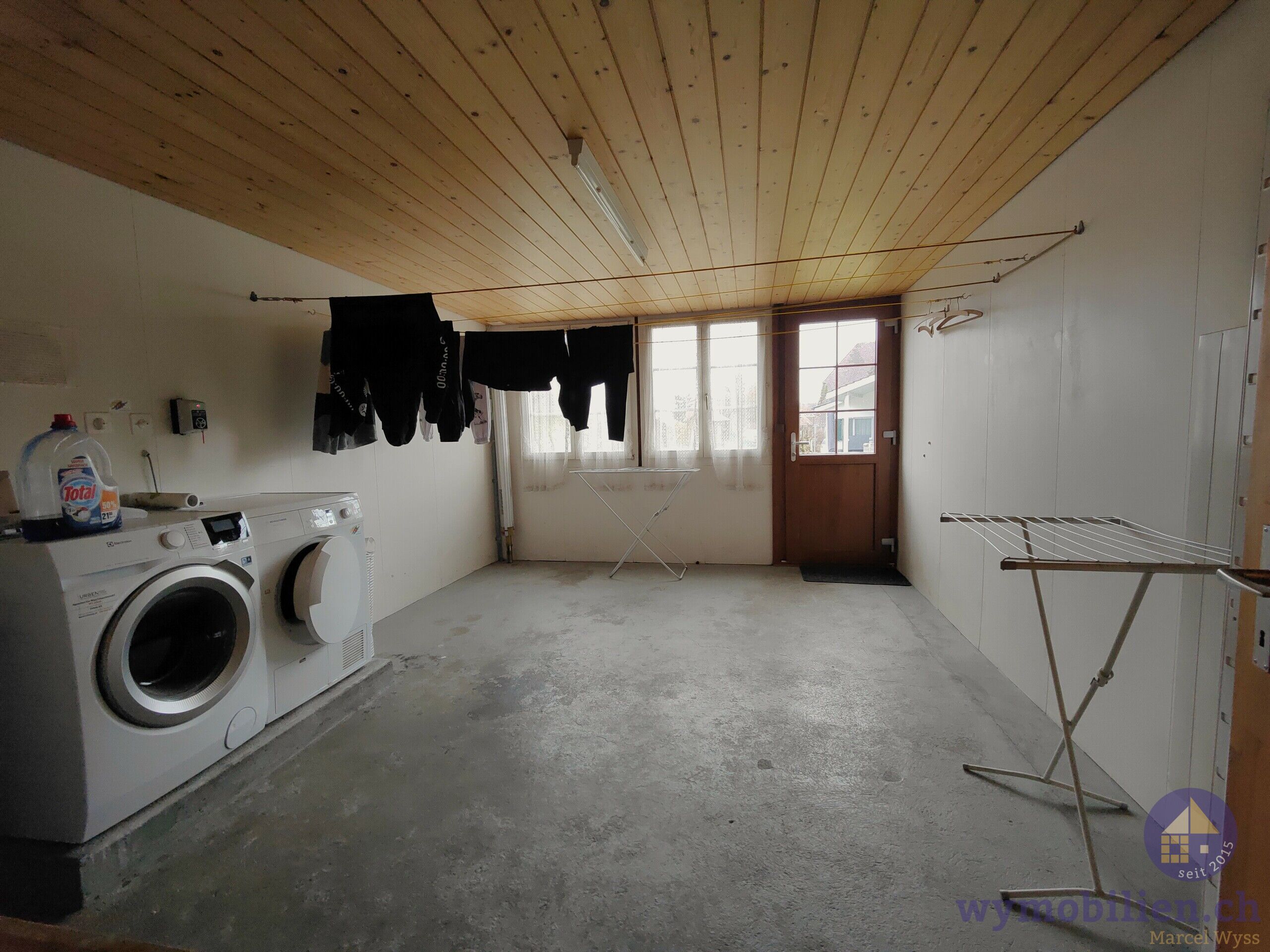 Waschraum mit Ausgang auf die Grünfläche 