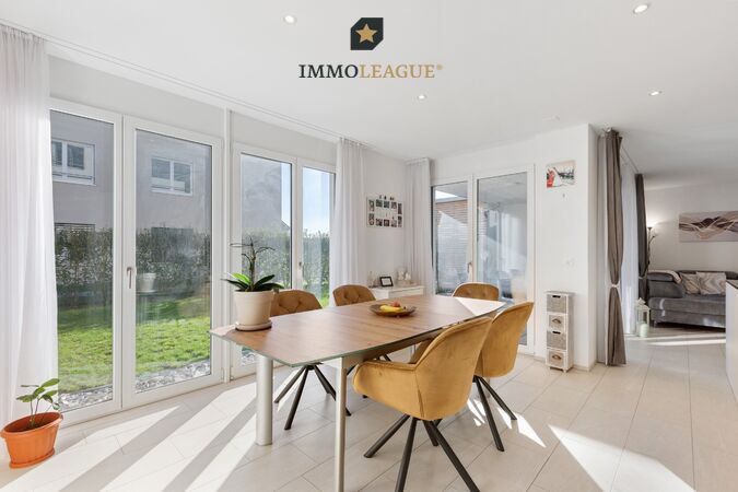 Einladend und hell: Der Essbereich grenzt ideal an die Küche an und wird durch den direkten Zugang zur Terrasse zum Herzstück für gemeinsame Mahlzeiten