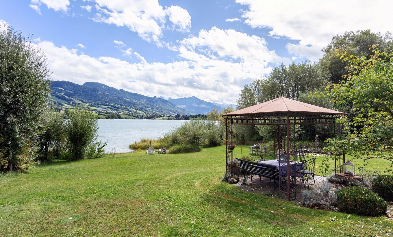 Einfamilienhaus mit einzigartiger Lage direkt am See