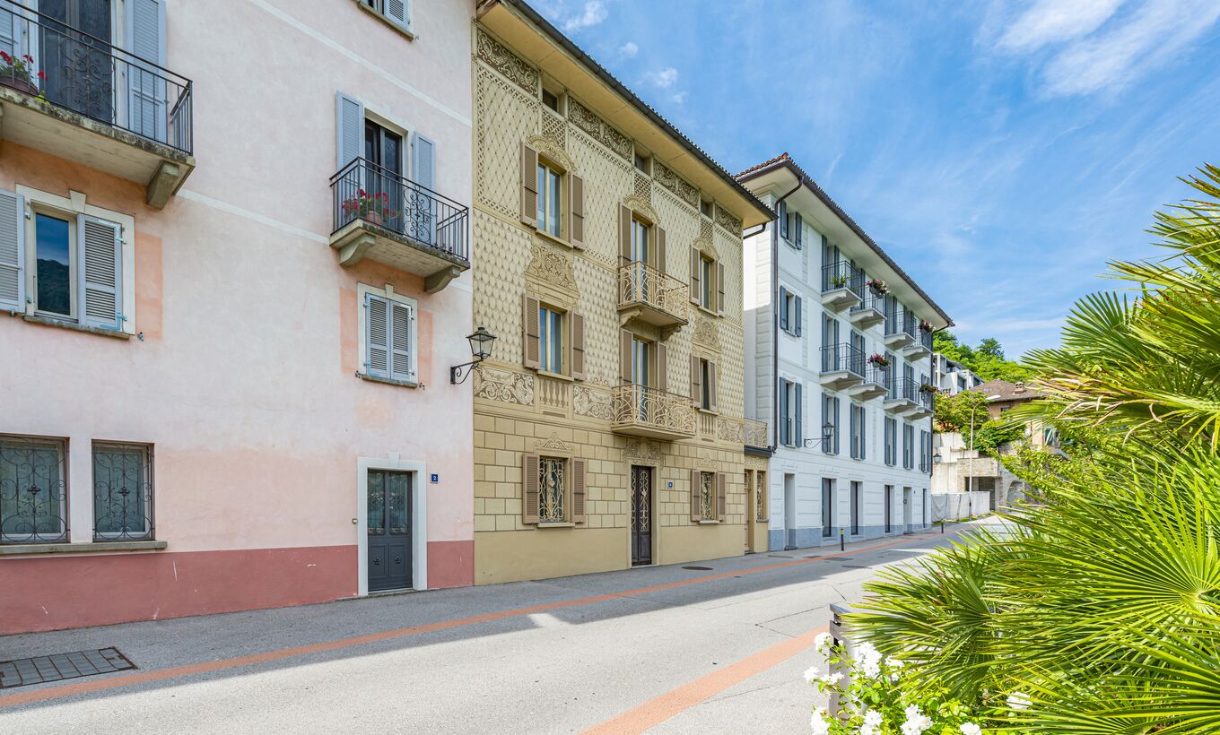 Tipica casa ticinese sul lungolago di Morcote