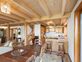 Chalet de standing entouré de verdure proche des pistes de ski