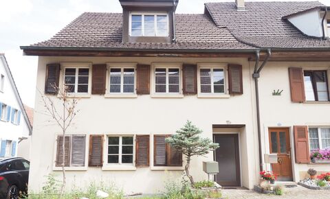 For rent 4.5 room apartment with parking space in the village center o