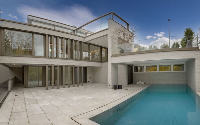 Moderne Villa mit Aussenpool