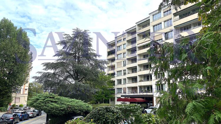 Leibrente belegt. Luxusgebäude. 7 Zimmer, 2 große Balkone.