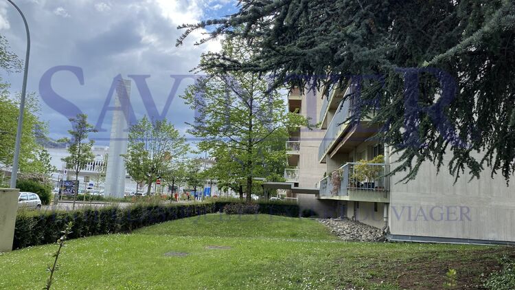 Downtown-Triangle d'Or. Apartment to renovate. At disposal immediately