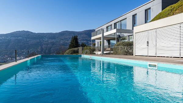 Twin Lake Residence: Two modern villas with panoramic views