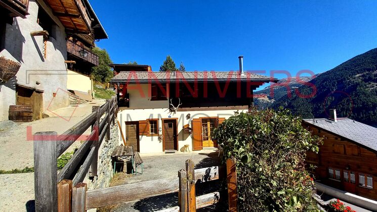 Chalet avec cachet, belle vue et grande terrasse à Pinsec