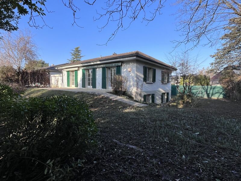 Semi-detached house joined by garages CH-1234 Vessy
