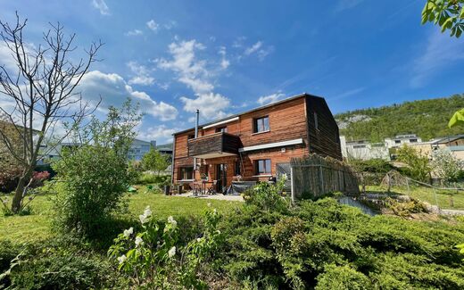 Villa built in 2013, ecological with photovoltaic panels.