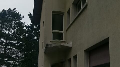 Logement au 1er étage petit immeuble au centre du village