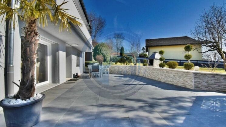 BELLE VILLA INDIVIDUELLE RÉNOVÉE AVEC GRAND TERRAIN ET VUE DÉGAGÉE