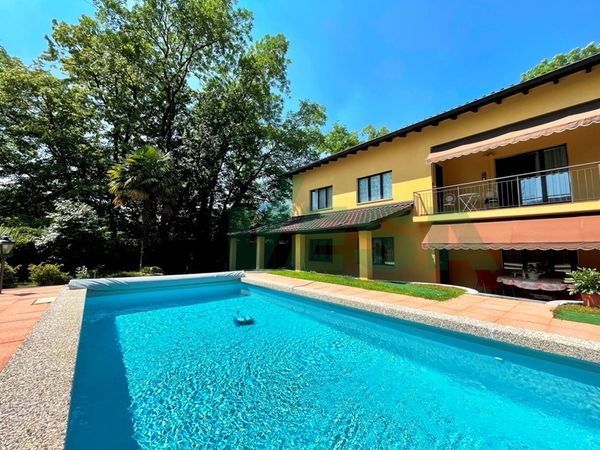 Spaziosa , confortevole e tranquilla villa nel verde con bella piscina