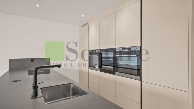 Cuisine avec 2 fours et une cave à vins intégrée