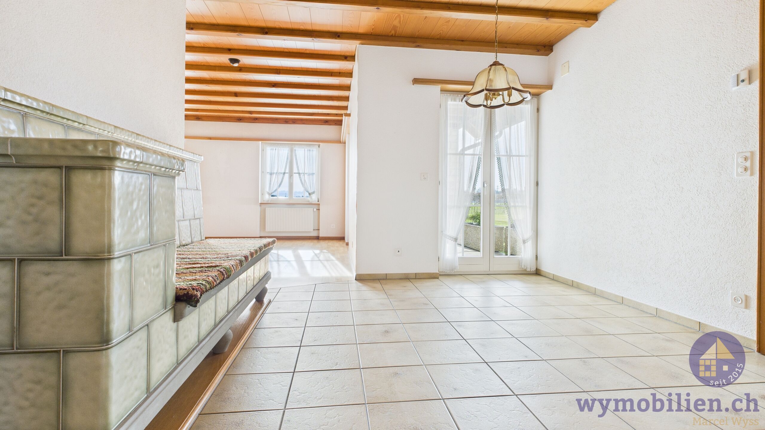 Offener Bereich mit Kachelofen