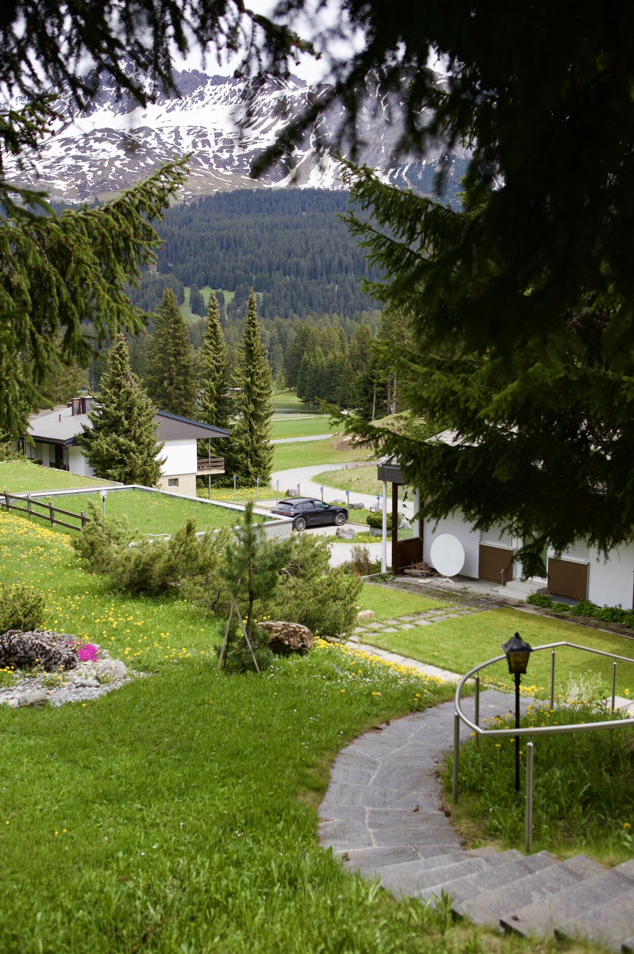 Aussenparkplatz mit Gehweg zum Haus