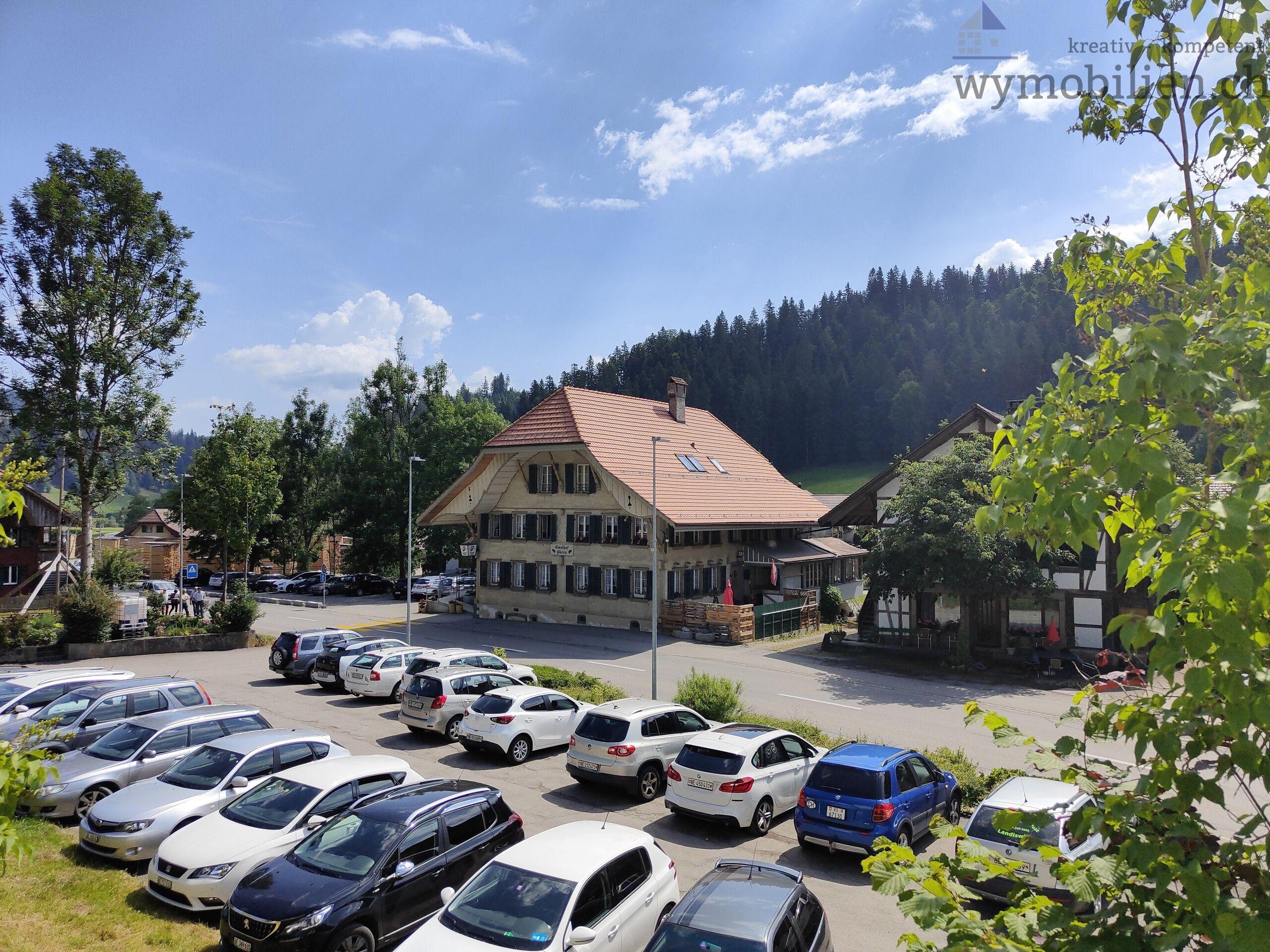 Blick über den Parkplatz der Kirche zum Bären