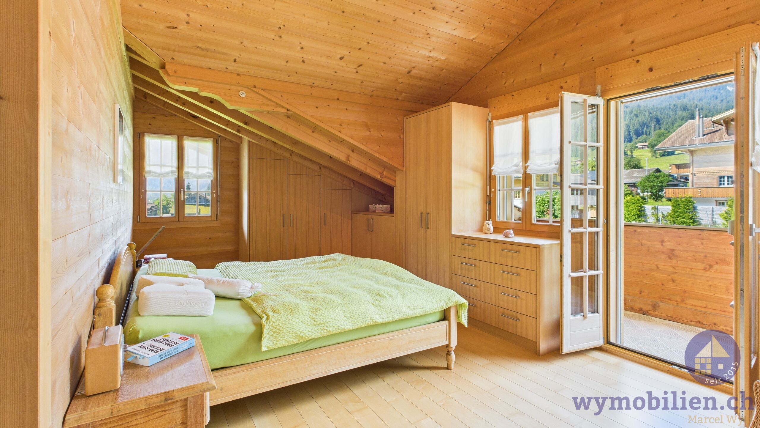 Wunderschönes Zimmer mit Einbauschränken und Balkon