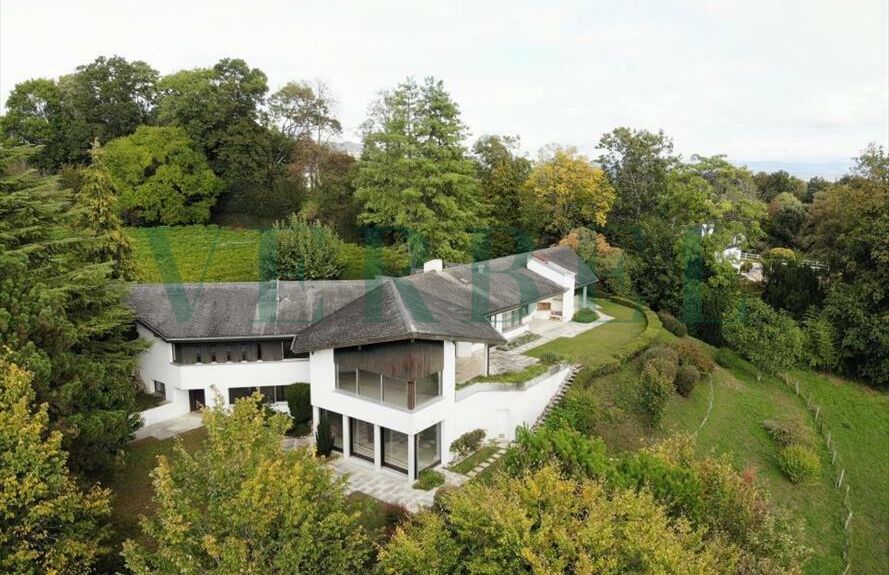 Rare and unique for sale, villa in property to renovate.