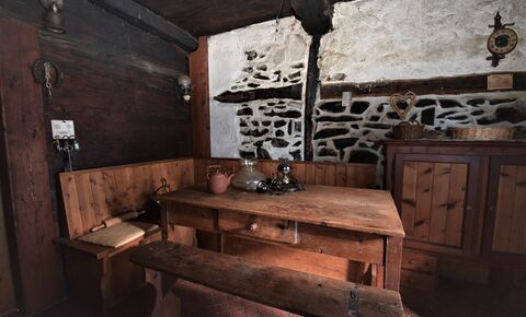 Appartement rustique dans un petit immeuble typique d'Evolène