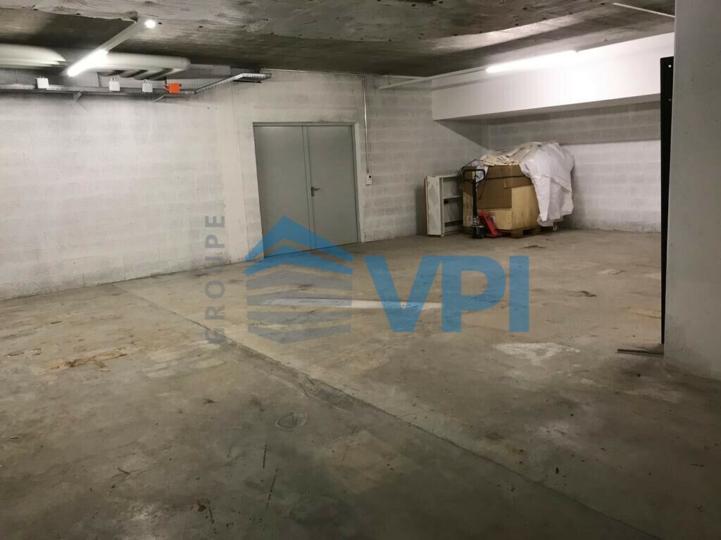ETOY - Dépôt de 119 m2 situé dans le centre iLife City