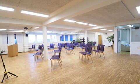 Local commercial avec cuisine et parkings dans un endroit calme proche
