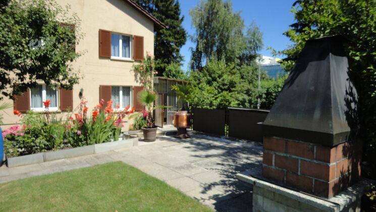 Charmantes Eckhaus an Privatstrasse mitten in Zürich-Seebach