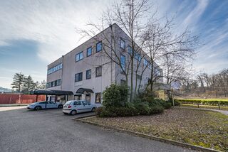 Commercial-administrative building in a strategic position