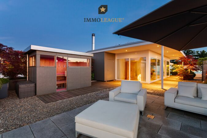 Wellness mit Tiefenwirkung:  Die Sauna mit Blick bis zum Bodensee unterstreicht den privaten Spa-Charakter. 