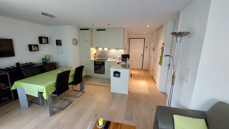 neuwertige 3.5 Zimmer Parterre-Wohnung voll möbliert