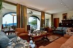 Stately villa in panoramic position and with much privacy